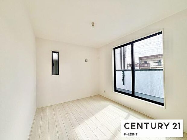 バルコニーに面している明るい洋室です！