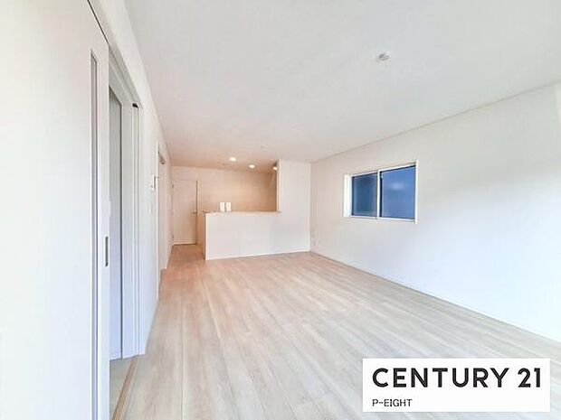 大きな窓から日光が差し込む明るいリビングです！