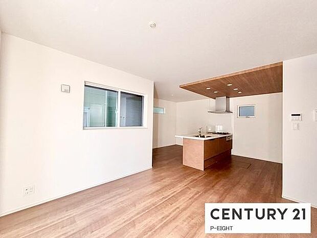 大きな窓から日光が差し込む明るいリビングです！