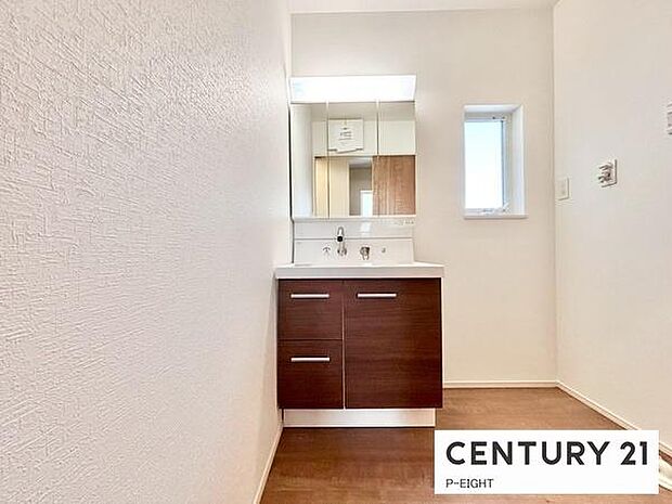 明るい洗面台で身支度ができます！