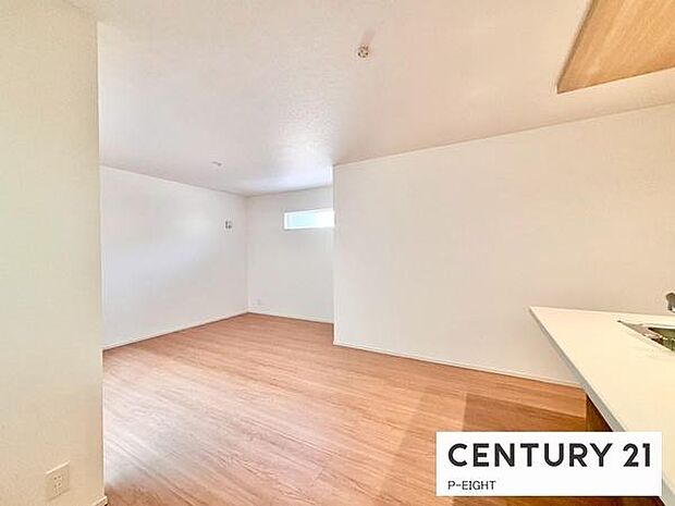 大きな窓から日光が差し込む明るいリビングです！