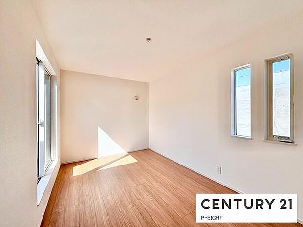 バルコニーに面している明るい洋室です！