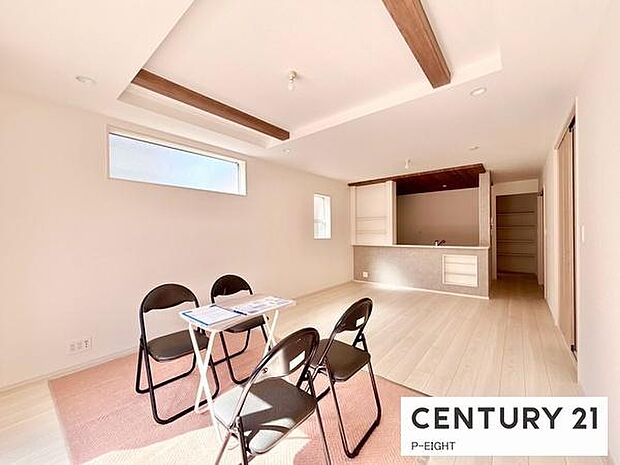 大きな窓から日光が差し込む明るいリビングです!