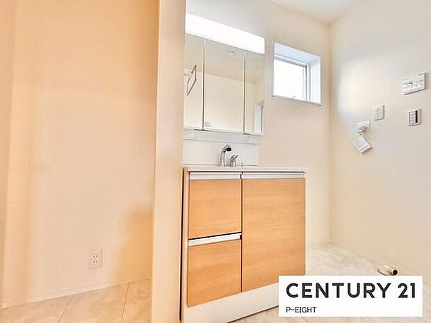 明るい洗面台で身支度ができます!