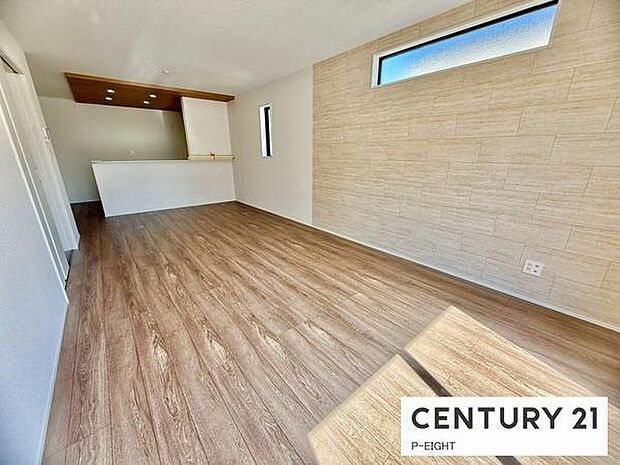 大きな窓から日光が差し込む明るいリビングです!