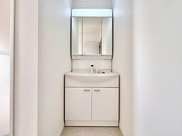 明るい洗面台で身支度ができます!