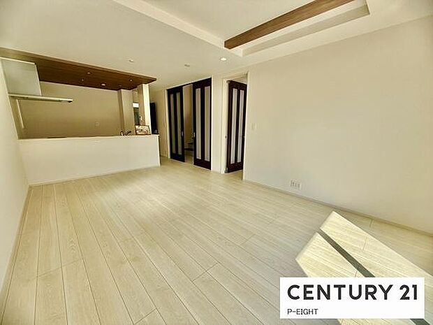 大きな窓から日光が差し込む明るいリビングです!