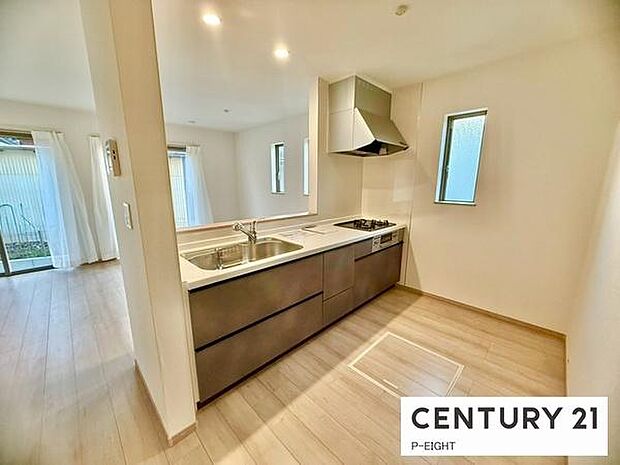 料理をしながらリビングを見渡せるつくりで、料理中も家族との会話がはずみます。