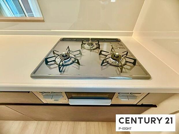 三口コンロで料理もはかどりますね!グリルもあります!