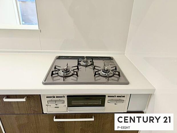 三口コンロで料理もはかどりますね！グリルもあります！