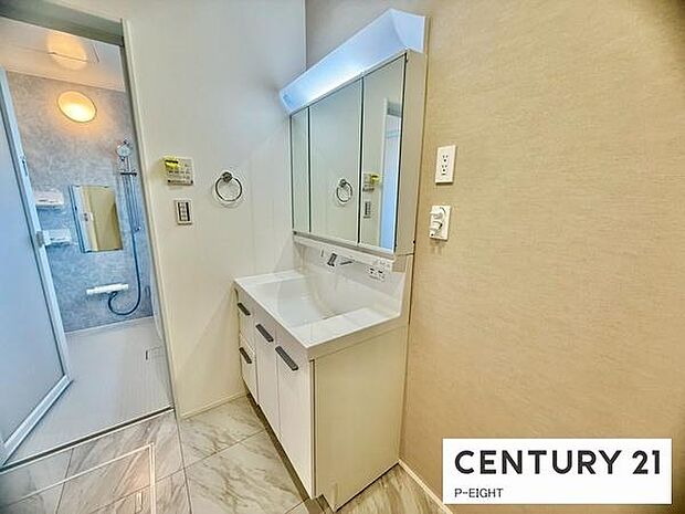 明るい洗面台で身支度ができます!