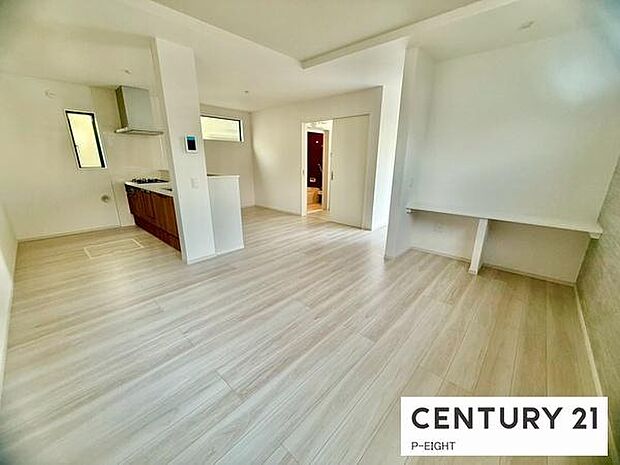 大きな窓から日光が差し込む明るいリビングです!