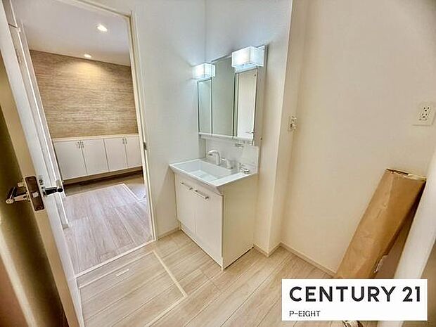 明るい洗面台で身支度ができます!