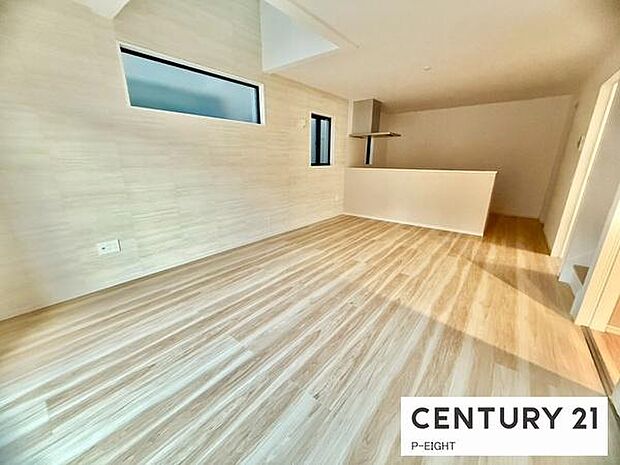 大きな窓から日光が差し込む明るいリビングです！