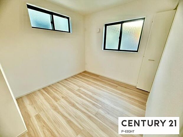 バルコニーに面している明るい洋室です！