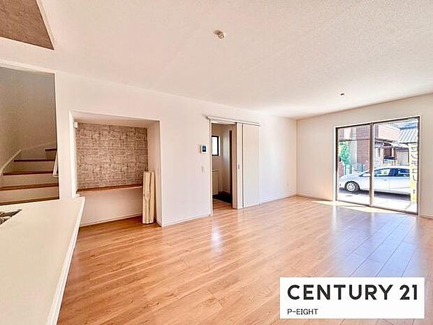 大きな窓から日光が差し込む明るいリビングです！