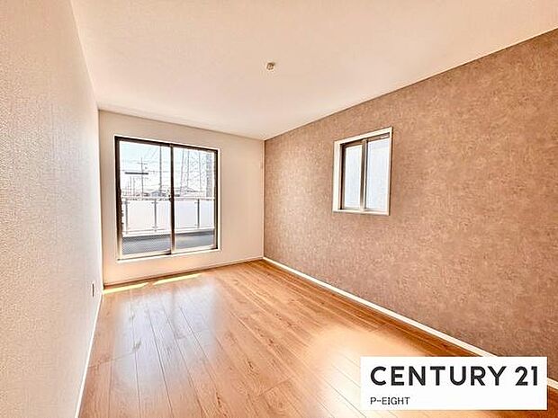 バルコニーに面している明るい洋室です！