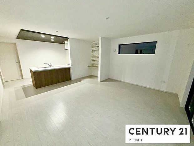 大きな窓から日光が差し込む明るいリビングです！