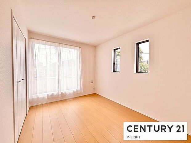 バルコニーに面している明るい洋室です！