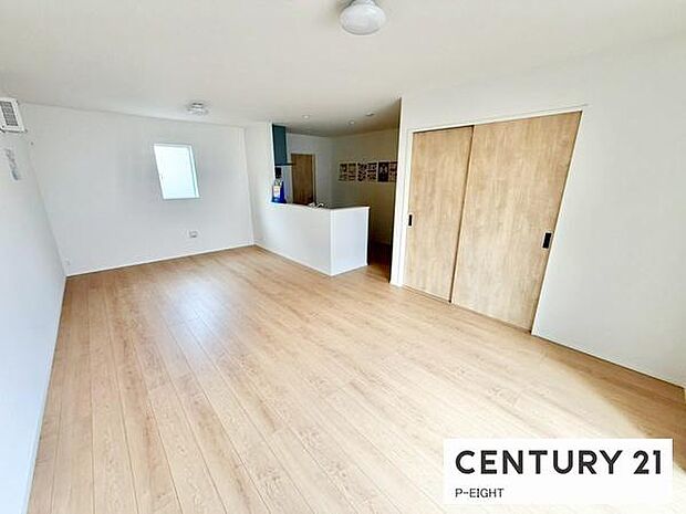 大きな窓から日光が差し込む明るいリビングです!