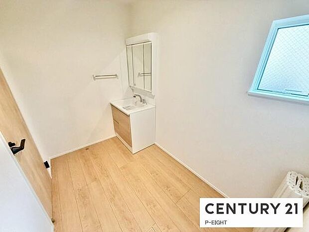 明るい洗面台で身支度ができます!