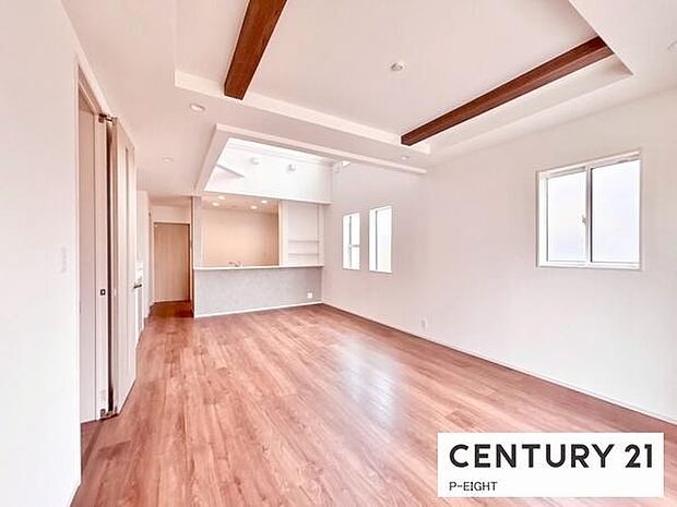 大きな窓から日光が差し込む明るいリビングです!