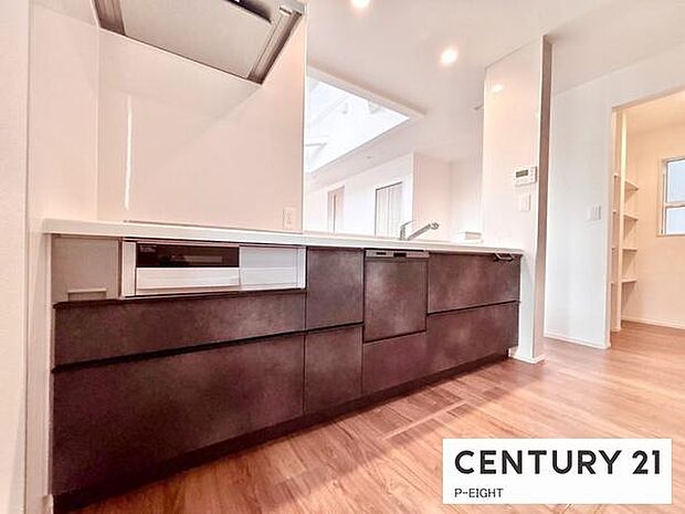 料理をしながらリビングを見渡せるつくりで、料理中も家族との会話がはずみます。