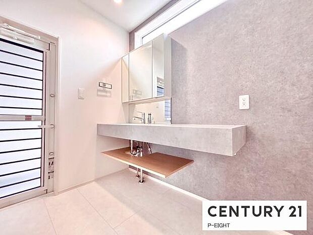 明るい洗面台で身支度ができます!