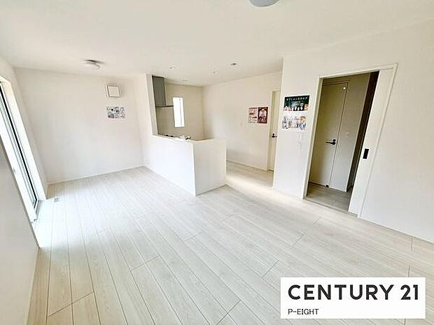 大きな窓から日光が差し込む明るいリビングです!