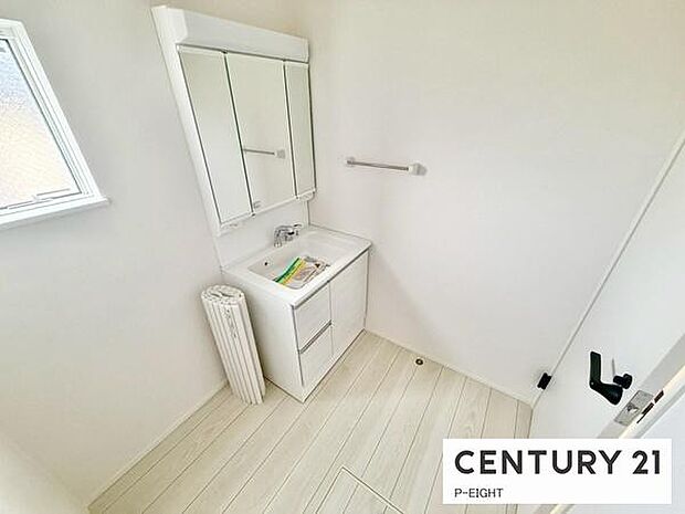 明るい洗面台で身支度ができます!