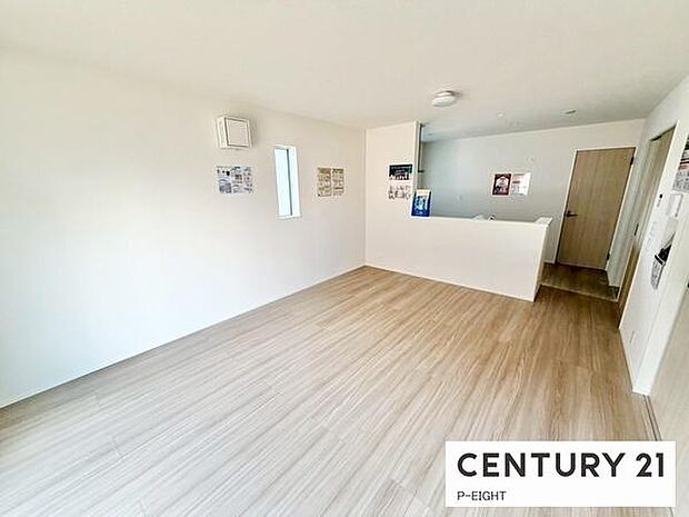 大きな窓から日光が差し込む明るいリビングです!