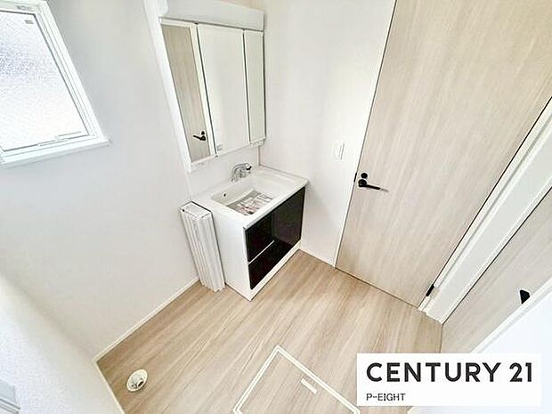 明るい洗面台で身支度ができます!