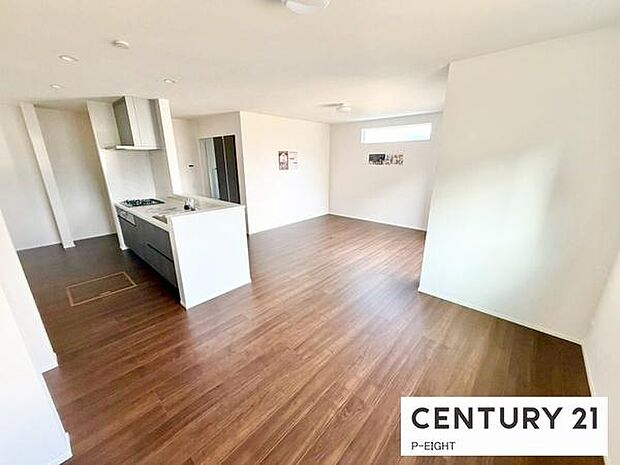 大きな窓から日光が差し込む明るいリビングです！