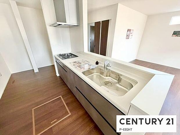 料理をしながらリビングを見渡せるつくりで、料理中も家族との会話がはずみます。