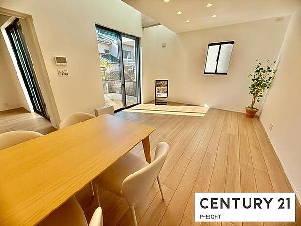 大きな窓から日光が差し込む明るいリビングです!