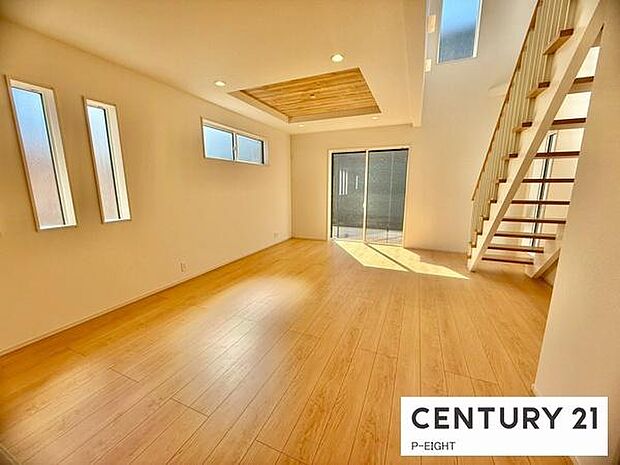 大きな窓から日光が差し込む明るいリビングです！