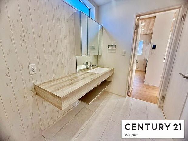 明るい洗面台で身支度ができます！