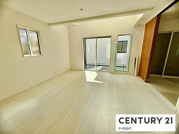 大きな窓から日光が差し込む明るいリビングです！