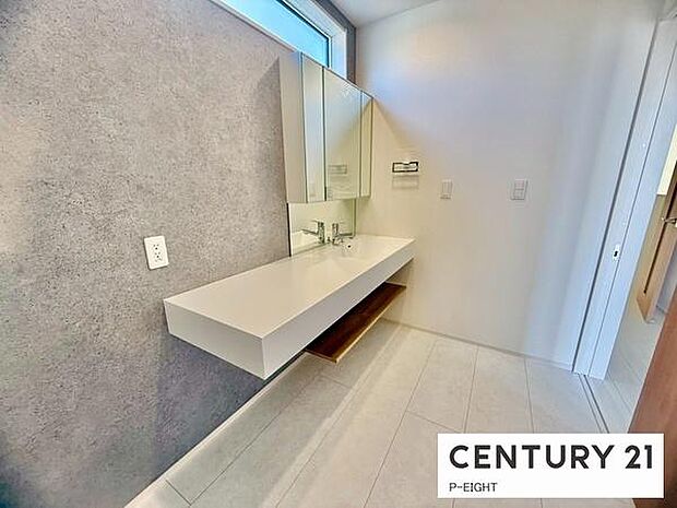 明るい洗面台で身支度ができます！