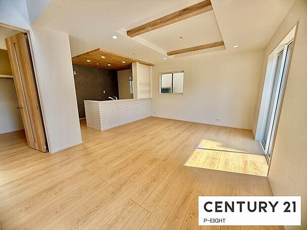 大きな窓から日光が差し込む明るいリビングです！