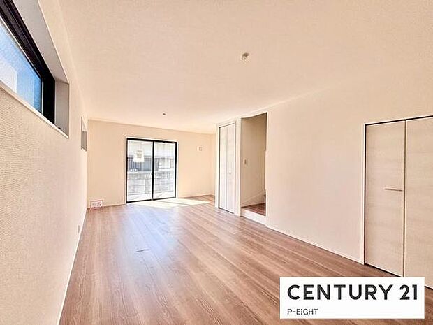 大きな窓から日光が差し込む明るいリビングです！