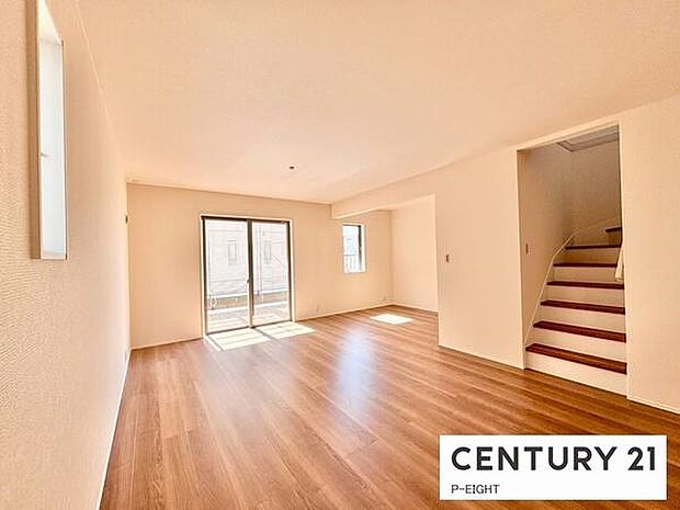 大きな窓から日光が差し込む明るいリビングです!