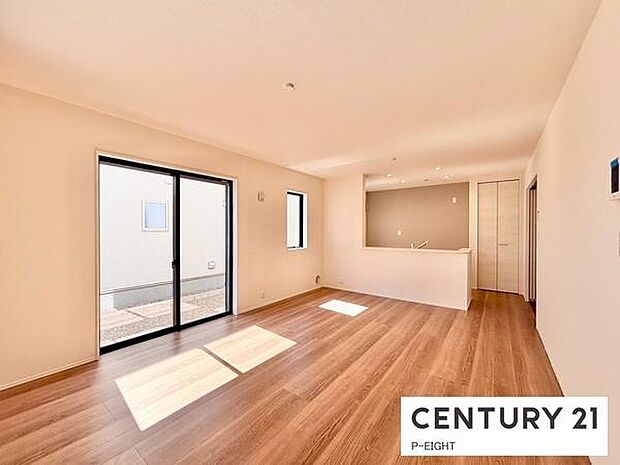 大きな窓から日光が差し込む明るいリビングです！