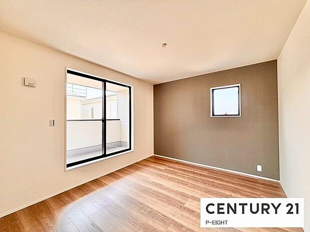 バルコニーに面している明るい洋室です！