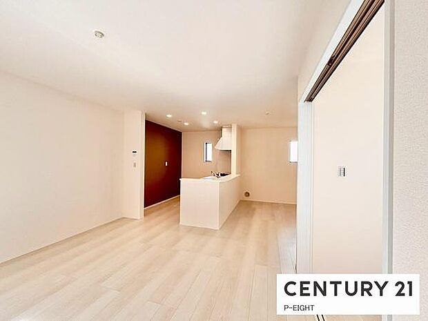 大きな窓から日光が差し込む明るいリビングです！