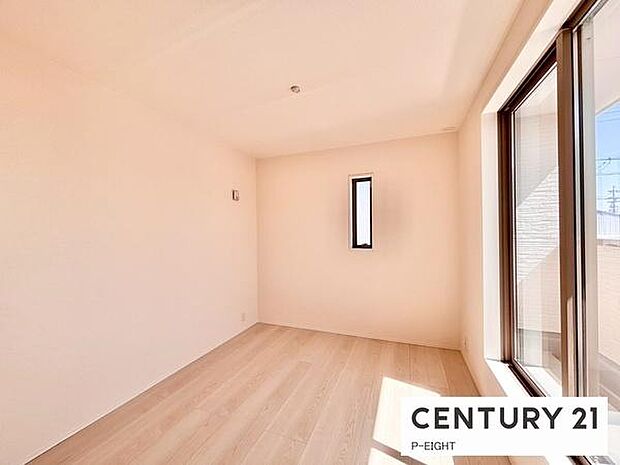 バルコニーに面している明るい洋室です！