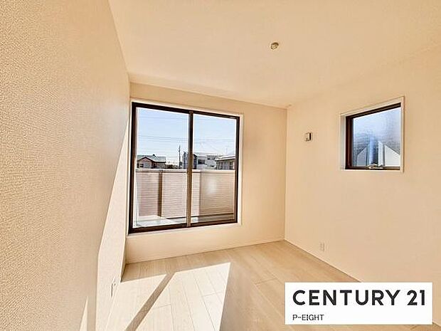 バルコニーに面している明るい洋室です！