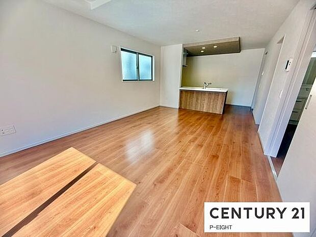 大きな窓から日光が差し込む明るいリビングです！