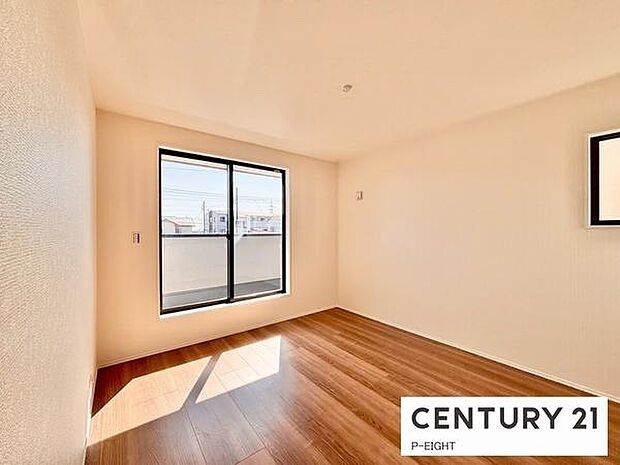 バルコニーに面している明るい洋室です！