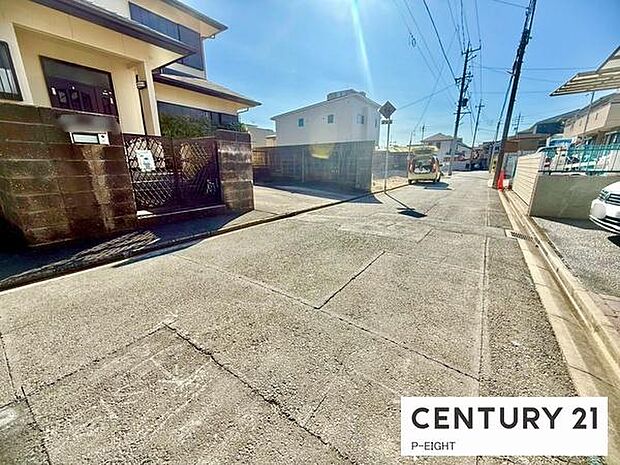 ゆとりある道路で駐車も快適です!